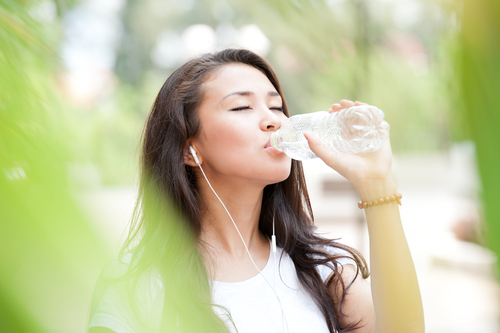 Uống nhiều nước để đảm bảo sức khỏe vòm họng.