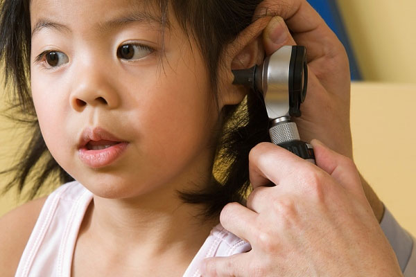 Điều trị viêm tai giữa ứ dịch ở trẻ