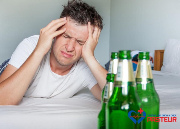 Dư chứng do rượu gây ra: Nguyên nhân, dấu hiệu và xử trí